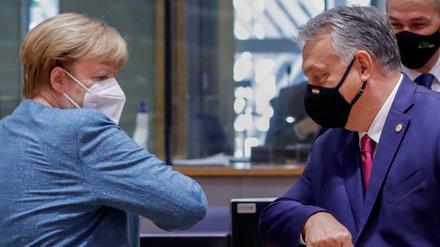 Bundeskanzlerin Angela Merkel hat angeblich einen Kompromiss mit Ungarns Regierungschef Viktor Orban (rechts) und Polens Regierung im Streit um die Rechtsstaat-Prüfung bei der Vergabe von EU-Mitteln geschlossen. Doch ob die Coronahilfe der EU bald fließt, ist unklar.