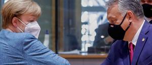 Bundeskanzlerin Angela Merkel hat angeblich einen Kompromiss mit Ungarns Regierungschef Viktor Orban (rechts) und Polens Regierung im Streit um die Rechtsstaat-Prüfung bei der Vergabe von EU-Mitteln geschlossen. Doch ob die Coronahilfe der EU bald fließt, ist unklar.