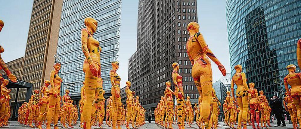 Donnerstag auf dem Potsdamer Platz. Die Installation „Broken“ besteht aus 222 verletzten und blutigen Figuren. 