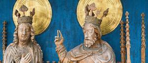 Marienkrönung. Rechts Christus mit der Weltkugel.