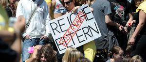 2009 protestieren Studierende in Berlin gegen Defizite in der Studienfinanzierung - mit einem Plakat, auf dem "Reiche Eltern - Ausverkauft" steht.