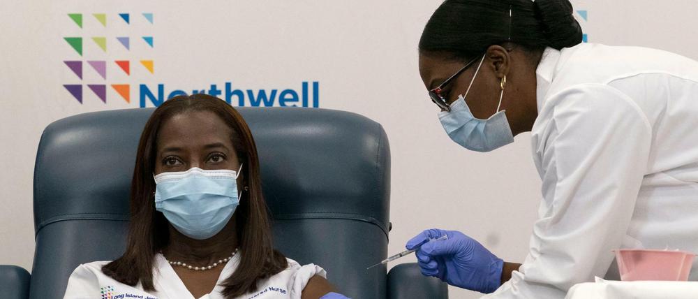 Krankenschwester Sandra Lindsay wurde als Erste geimpft.