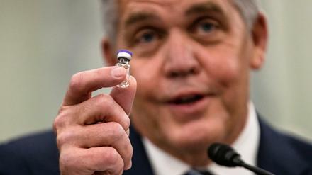 So sehen die Fläschchen aus, in denen der Corona-Impfstoff transportiert wird (im Bild: Wesley Wheeler, Präsident des US-Paketdienstes).