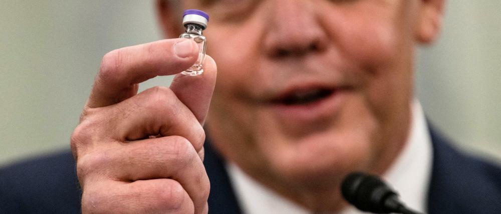 So sehen die Fläschchen aus, in denen der Corona-Impfstoff transportiert wird (im Bild: Wesley Wheeler, Präsident des US-Paketdienstes).