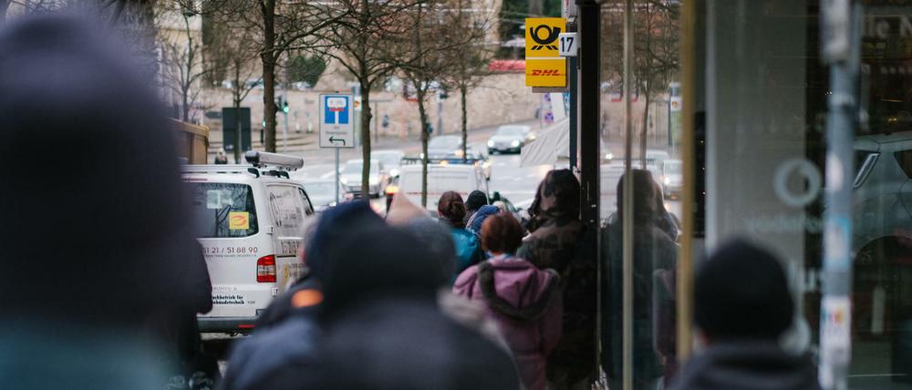 Nerviges Warten. Die Schlangen vor der Post werden immer länger.