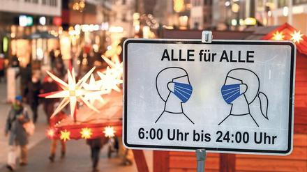 Unter erschwerten Bedingungen. Zu keiner Jahreszeit setzen Einzelhändler so viel um wie rund um Weihnachten. Ladenschließungen träfen sie da hart.