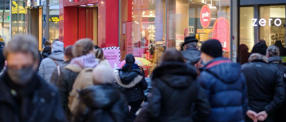 Menschen strömten am Montag durch die Innenstadt in Hannover.