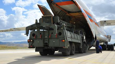 Teile des Raketenabwehrsystems S-400 aus Russland werden auf Luftwaffenstützpunkt Mürted aus einer russischen Antonow entladen.