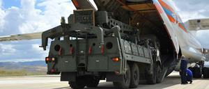 Teile des Raketenabwehrsystems S-400 aus Russland werden auf Luftwaffenstützpunkt Mürted aus einer russischen Antonow entladen.