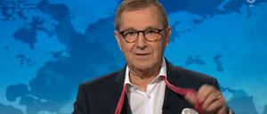 Jan Hofer legt nach seiner letzten Nachrichtensendung die Krawatte ab.