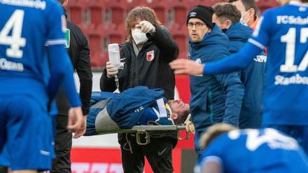Schlimmes Bild. Mark Uth wird mit einer Trage vom Platz gebracht.
