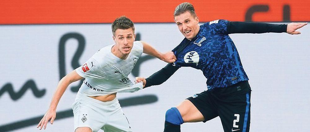 Herthas Peter Pekarik (rechts) und Mönchengladbachs Patrick Herrmann lieferten sich verbissene Duelle.