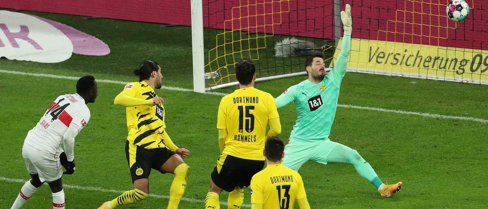 Dortmunds Roman Bürki (hellgrünes Tirkot) kassiert das 1:2 durch Silas Wamangituka (li.).
