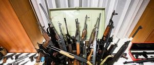 Ein Teil der beschlagnahmten Waffen war bei einer Pressekonferenz der Landespolizeidirektion Wien zu sehen.