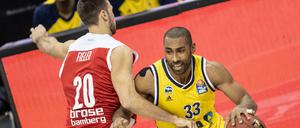 Alba setzte sich mit Jayson Granger gegen Bamberg (links Cahse Fieler) durch.