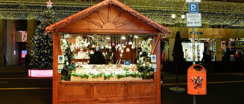 Weihnachten fällt 2020 eine Nummer kleiner aus - hier eine Bude in der Friedrichstraße.