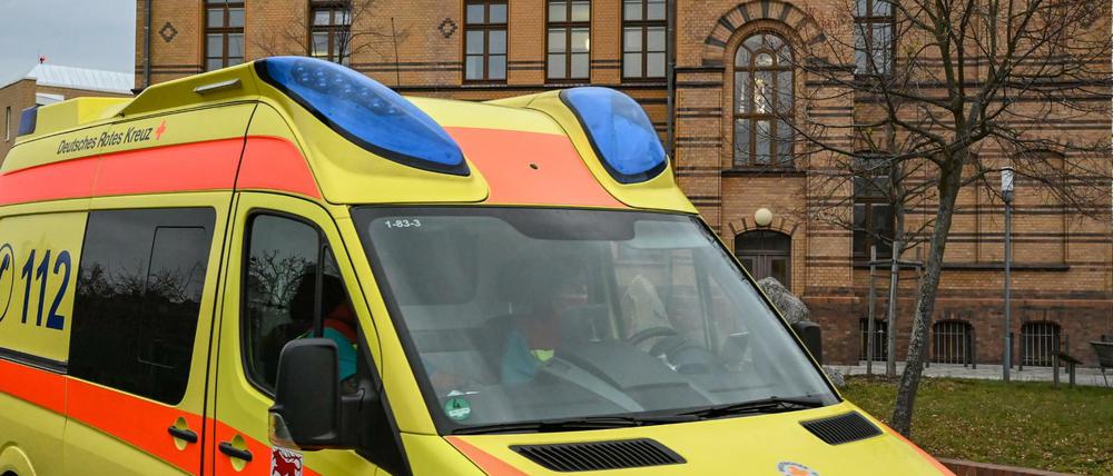 Ein Rettungswagen vom Deutschen Roten Kreuz fährt am Gebäude des Klinikums Niederlausitz vorbei. Der Landkreis Oberspreewald-Lausitz ist derzeit Corona-Schwerpunkt in Brandenburg.