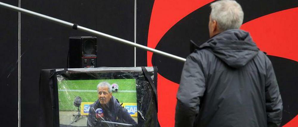 Lucien Favre musste nach Spielen mit Borussia Dortmund oft viel erklären, dabei sprach er am liebsten mit seinen Spielern.