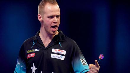 Max Hopp greift am Mittwochabend bei der Darts-WM ein. 