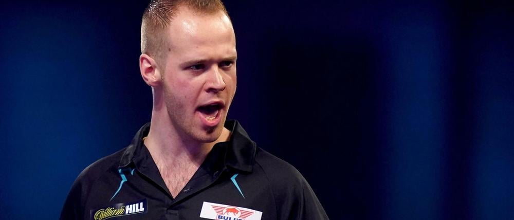 Max Hopp greift am Mittwochabend bei der Darts-WM ein.