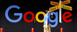 Ein Mann vor dem Google-Gebäude in Zürich.