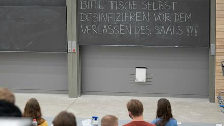 Der Betrieb an den Hochschulen wird weiter eingeschränkt, Präsenzveranstaltungen ausgesetzt. Hochschulbeschäftigte können aber weiter in ihre Arbeitsräume.