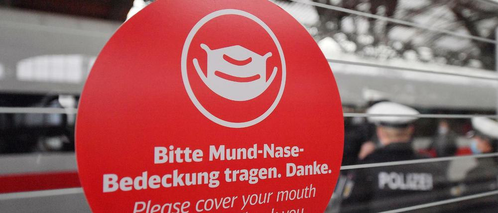 Bundespolizisten stehen nach einer Kontrolle der Einhaltung der Hygieneregeln am ICE 602 von München nach Hamburg.