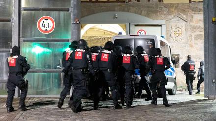 Zahlreiche Polizisten betreten die Justizvollzugsanstalt in Untermaßfeld. 