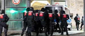 Zahlreiche Polizisten betreten die Justizvollzugsanstalt in Untermaßfeld.