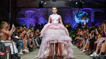 Models zeigen Mode. Aber viele Fashionlabels brauchen Geld für die jeweiligen Kollektionen. Der Senat will mit seinem Corona-Modefonds Berliner Firmen helfen.