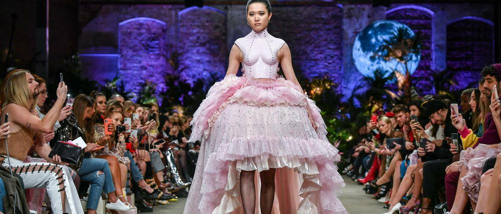 Models zeigen Mode. Aber viele Fashionlabels brauchen Geld für die jeweiligen Kollektionen. Der Senat will mit seinem Corona-Modefonds Berliner Firmen helfen.