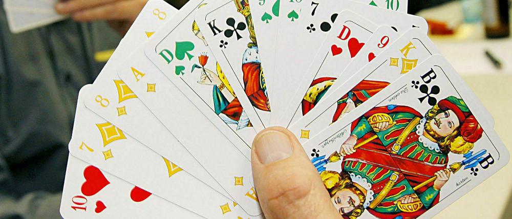 „Mit Kreuz-Bube eins, Spiel zwei...“ Bei dem Blatt würden die meisten Skatspieler wohl passen.