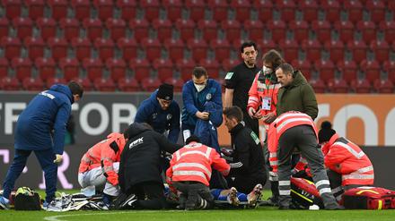 Mark Uth wurde minutenlang auf dem Platz behandelt.