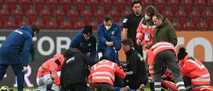 Mark Uth wurde minutenlang auf dem Platz behandelt.