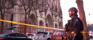 Vor dieser Kathedrale in Manhattan schoss ein Mann am Sonntag um sich, bevor er getötet wurde.