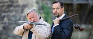 Mit Armbrust und Morgenstern: Jan Josef Liefers und Axel Prahl (als Frank Thiel) während der Dreharbeiten zur Tatort-Folge "Es lebe der König!".
