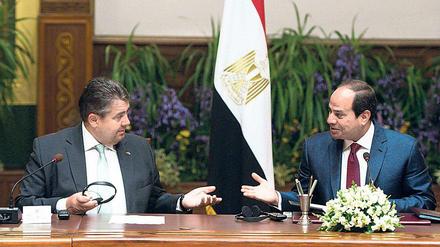 Bestes Einvernehmen: Der damalige Wirtschaftsminister Sigmar Gabriel (SPD) nannte Ägyptens Machthaber al Sisi (rechts) bei seinem Kairo-Besuch im April 2016 einen "beeindruckenden Präsidenten". Der Foltermord an Giulio Regeni lag da gerade zehn Wochen zurück.