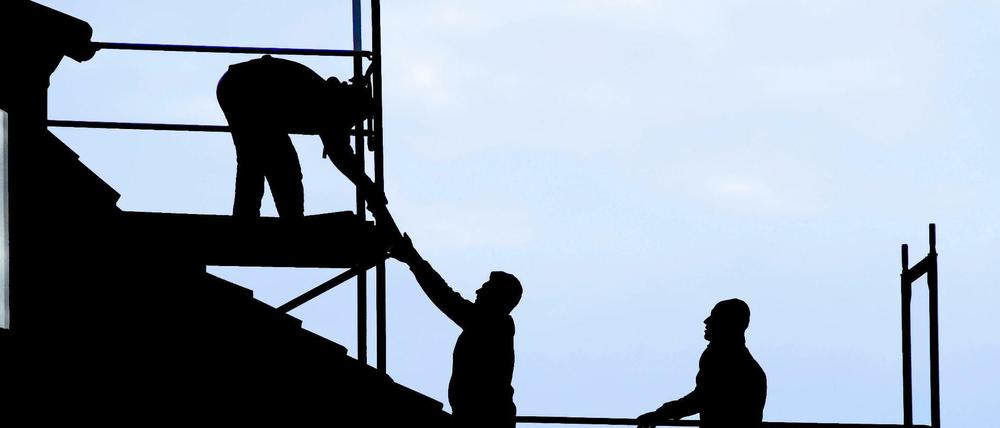 Dachdeckerarbeiten an einem Reihenhaus in Bremen.