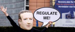 Mit der Maske von Facebook-Chef Mark Zuckerberg: Ein Aktivist protestiert in Brüssel für Regulierung der Digitalkonzerne.