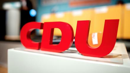 Das Logo mit den Buchstaben der CDU steht auf einem Rednerpult.