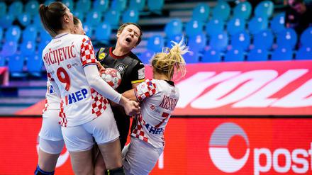 Kaum ein Durchkommen gab es für die deutschen Handballerinnen gegen Kroatien.