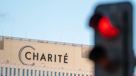 Der Charité-Bettenturm in Berlin-Mitte. Auch am dortigen Campus der Hochschulklinik werden Covid-19-Fälle versorgt.