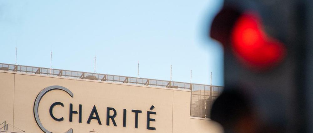 Der Charité-Bettenturm in Berlin-Mitte. Auch am dortigen Campus der Hochschulklinik werden Covid-19-Fälle versorgt.