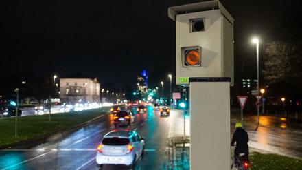 Autofahrer dürften Blitzgeräte kontrollieren, so lautet das Urteil des Bundesverfassungsgerichts.