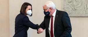 Noch kein wirklicher Schulterschluss. Bundespräsident Frank-Walter Steinmeier begrüßt Swetlana Tichanowskaja am 14. Dezember zum Gespräch in Schloss Bellevue.