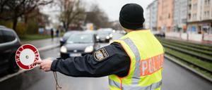 Bei einer Verkehrskontrolle soll der 30-Jährige mit seinem Porsche versucht haben, einen Polizisten umzufahren.