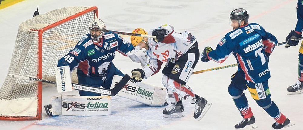 Eine kleine Ewigkeit. Am 8. März spielten die Eisbären letztmals in der DEL. Damals war – wie heute beim Auftakt der neuen Saison – Bremerhaven der Gegner. 