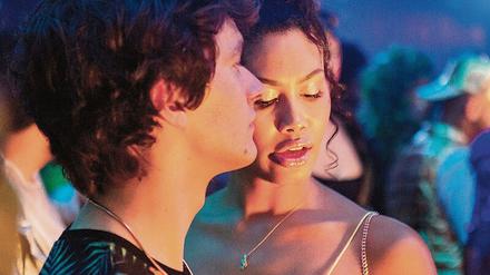 Paul (Fionn Whitehead, links) ist fasziniert von Wye (Leyna Bloom), die in einer großen queeren WG wohnt.