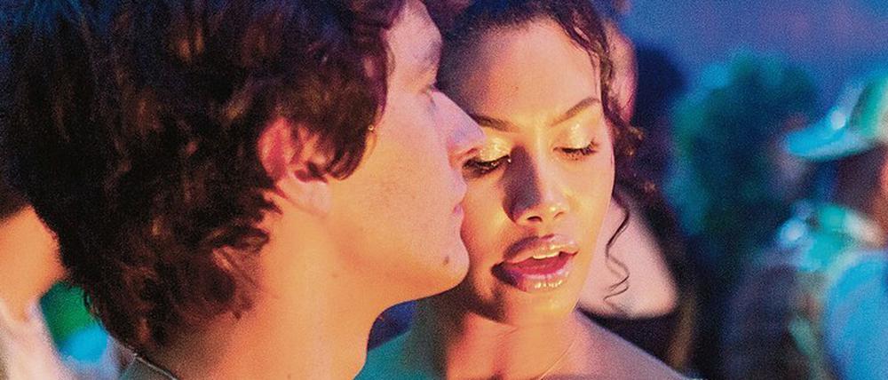 Paul (Fionn Whitehead, links) ist fasziniert von Wye (Leyna Bloom), die in einer großen queeren WG wohnt.