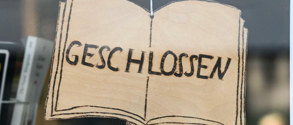 Ein Buchhandlung in Kassel im Lockdown, links ein großartiger Jakob-Arjouni-Roman im Ständer, "Happy Birthday, Türke"